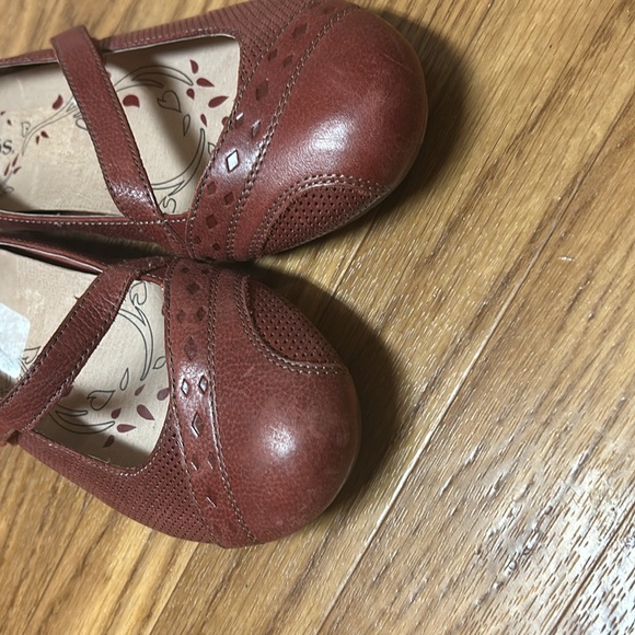 TAOS RED MARY JANE FLAT SZ 8.5 - Picture 8 of 9